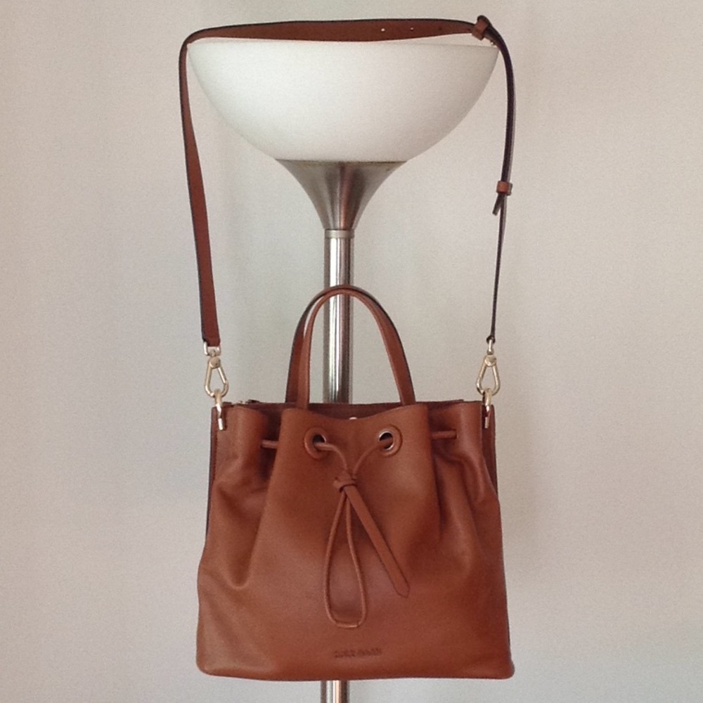 🍂🔴🍂 Cole Haan - Grand Series Leather Bucket Bag - Picture 8 of 11
